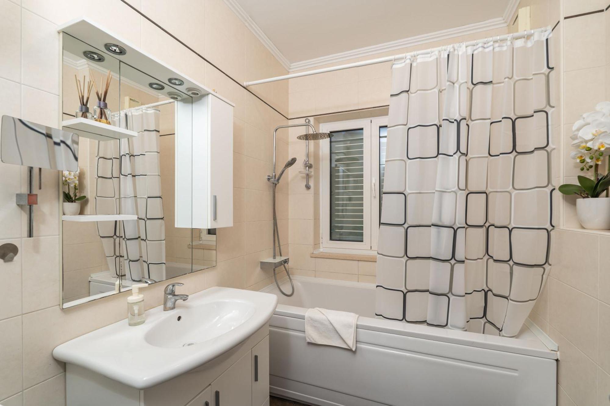 Seaview Elegance Apartment Затон Екстериор снимка